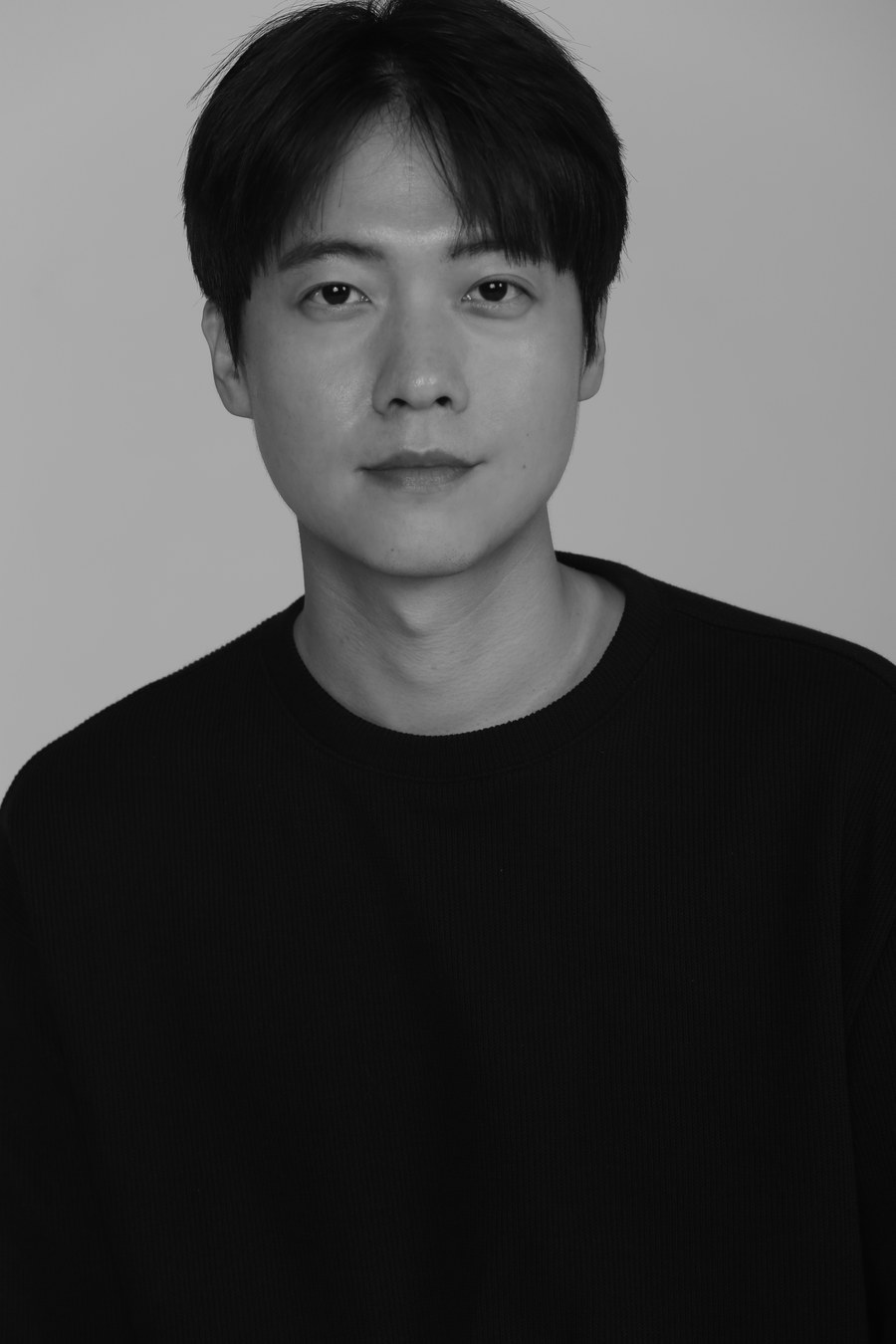 최상배 프로필 — 흑백 헤드샷