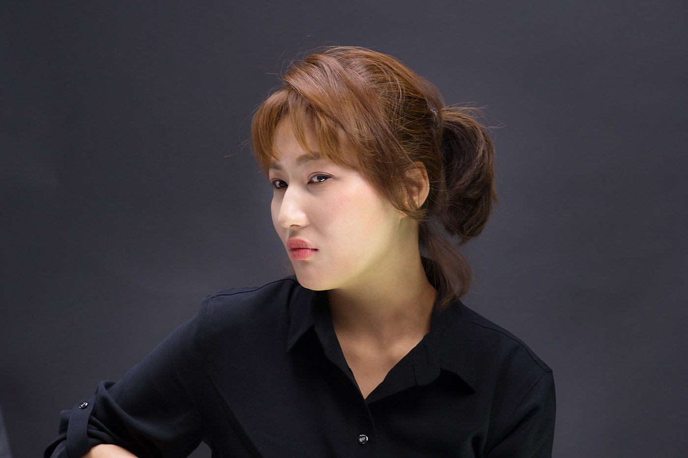 금수현 프로필 — 측면 무드