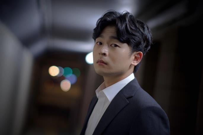 문도현 프로필 — 정장 측면
