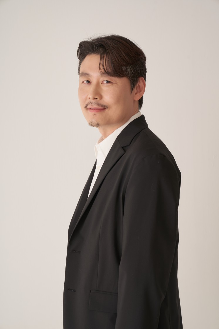 오현우 프로필 — 정장 측면